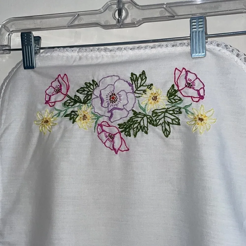 Vtg white table runner with lace trim‎ and floral embroidery